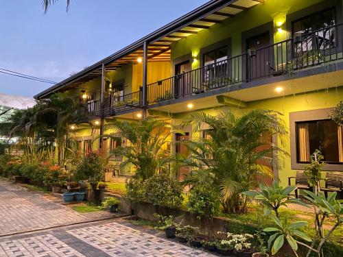 The Paramount Lodge & Villas