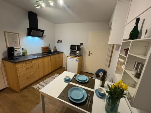 مطبخ, Schöne Wohnung mit eigenem Eingang Souterrain (Schone Wohnung mit eigenem Eingang Souterrain) in Walldorf