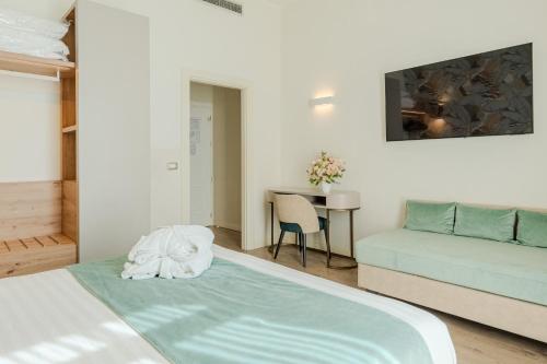 1 double bed, 1 twin bed