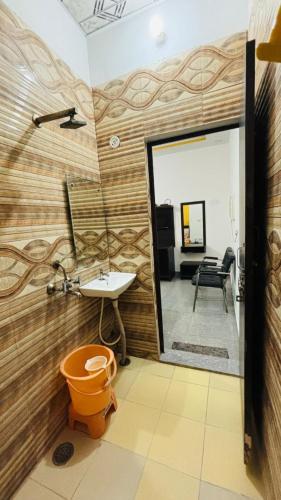 room detail thumbnail 2