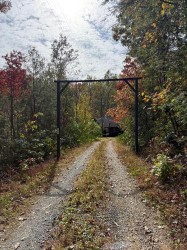 Smokey Mountain Retreat, hot tub, game room, sleeps 8! in Gatlinburg, USA