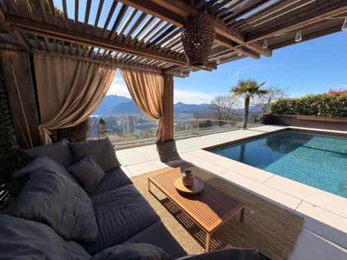 FAMlLY APARTMENT WITH PRIVATE OUTDOOR POOL in Cademario, Schweiz