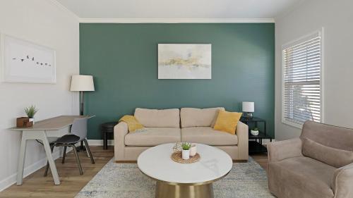 Landing Stylish 1bd Courtyard Clubhouse - Huntsville, AL