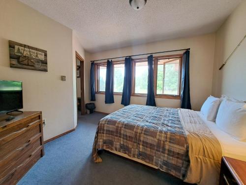 1 queen bed, 1 double bed, 1 twin bed