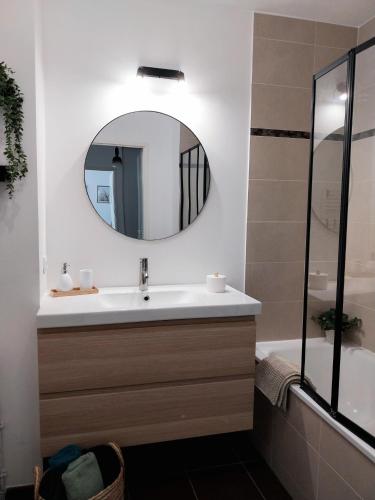 Bathroom, Appartement calme avec parking souterrain 15 min Disney in Ferrieres-en-Brie