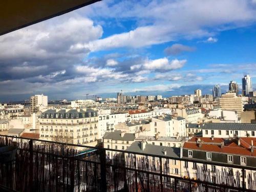 Le Tina - balcon et vue sur les toits de Paris