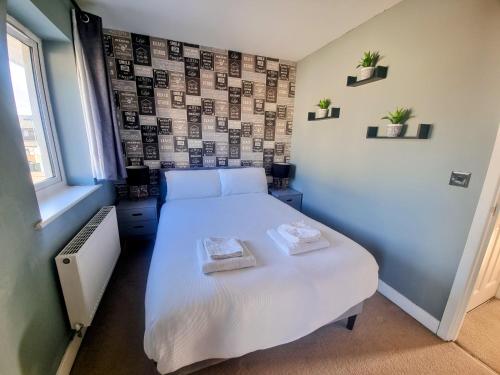 Stylish City Apartment Free Parking & Wi-Fi - Tap to explore photos