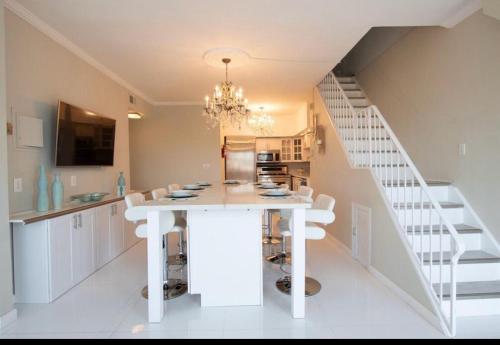 Spectacular Luxury Penthouse with NYC skyline view- 10 minutes to NYC in วีฮอว์เคน (NJ)