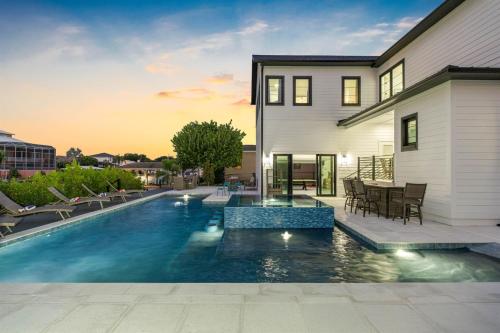 2 Million Villa Heated Pool w Luxury Spa 6BR & 6BR Waterfront by Canal in Apollo Beach