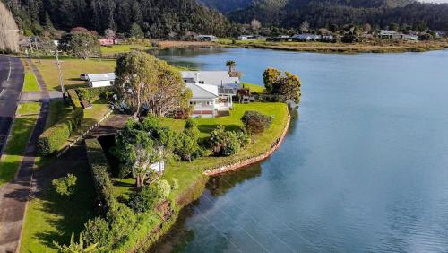 Kingfisher Lodge Waterfront Retreat in Tairua