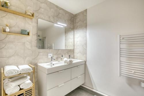 Bathroom, Escale boheme chic - 7 min to Paris Gare de Lyon - Secure Private parking in Alfortville