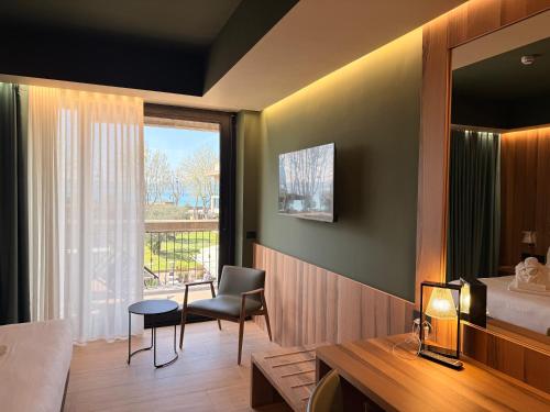 Alevic Hotel Sirmione Room Type - Executive Double Room with Balcony and Partial Lake View 