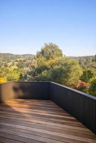 View, Luxury Hillside Escape with Scenic Views & Cozy Stay in Eltham