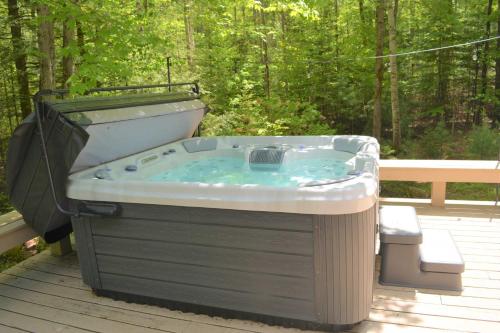 Pezsgőfürdő, Eastman Home with Hot Tub & 3BR 6 Beds in Enfield (NH)