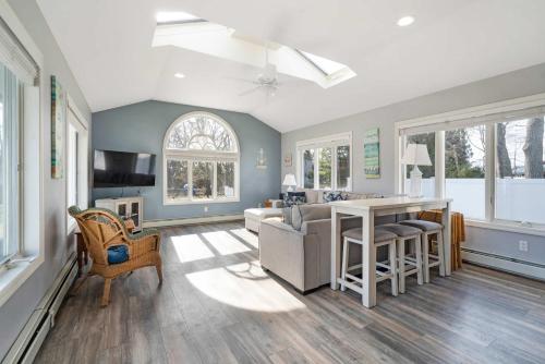 Poppy's Hampton House:Large YardBeachNewly Renovated - image 6