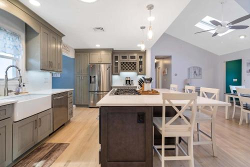 Poppy's Hampton House:Large YardBeachNewly Renovated - image 11
