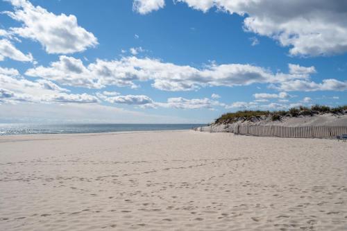 Poppy's Hampton House:Large YardBeachNewly Renovated - image 8