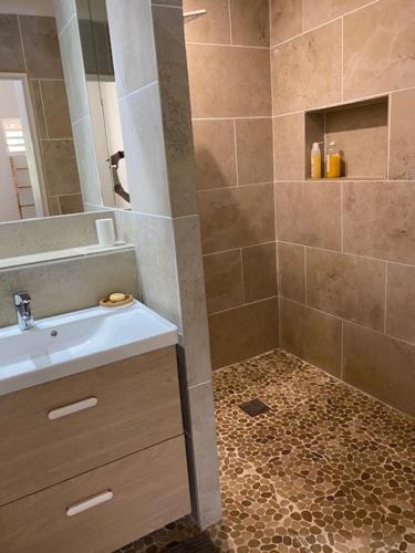Chambre av salle de bain attenante chez philippe à Sainte Rose (Chambre av salle de bain attenante chez philippe a Sainte Rose) in Σεντ Ρόουζ