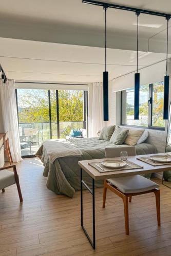 Lakefront Studio - Heated Pool & Gym 5 min airport