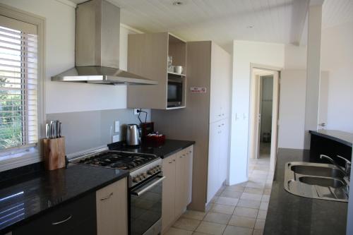 virtuve, Pakiri Beach Holiday Park in Pakiri