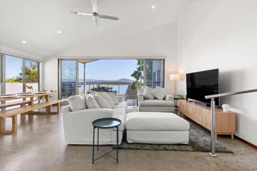 Pelican Retreat - Pet Friendly - Absolute Waterfront in Orient Point