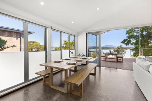 Pelican Retreat - Pet Friendly - Absolute Waterfront in Orient Point