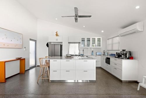 Pelican Retreat - Pet Friendly - Absolute Waterfront in Orient Point