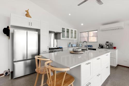 Pelican Retreat - Pet Friendly - Absolute Waterfront in Orient Point