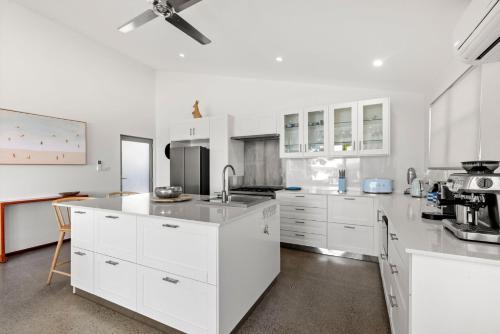 Pelican Retreat - Pet Friendly - Absolute Waterfront in Orient Point