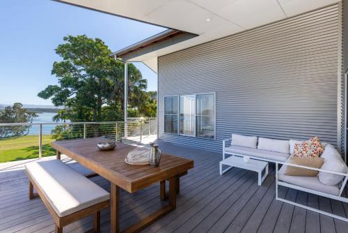 Pelican Retreat - Pet Friendly - Absolute Waterfront in Orient Point