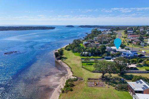 Pelican Retreat - Pet Friendly - Absolute Waterfront in Orient Point