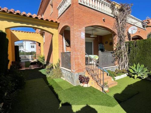 Casa Familiar con Piscina en Zona Tranquila de Miami Playa - ES-9-153 in Montroig