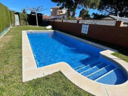 Casa Familiar con Piscina en Zona Tranquila de Miami Playa - ES-9-153 in Montroig