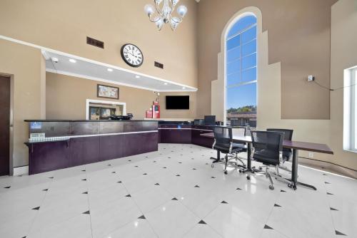Econo Lodge Inn & Suites Fallbrook Downtown - image 23