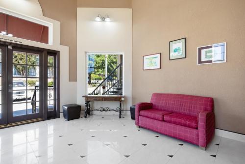 Econo Lodge Inn & Suites Fallbrook Downtown - image 41