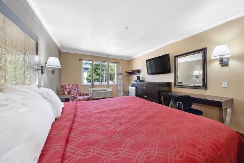 Econo Lodge Inn & Suites Fallbrook Downtown - image 19