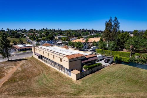 Econo Lodge Inn & Suites Fallbrook Downtown - image 42