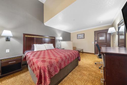 Econo Lodge Inn & Suites Fallbrook Downtown - image 33