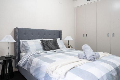 Harbour-side Living in Sydney CBD - image 3