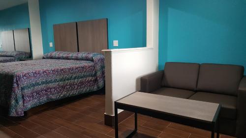 Moonlight Inn & Suites