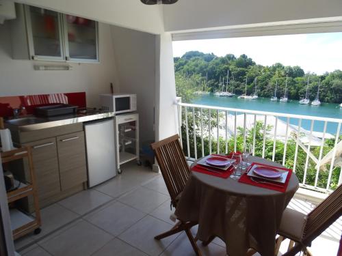 Balcony/terrace, Charmant Studio Vue Mer Village Soleil in Baimbridge