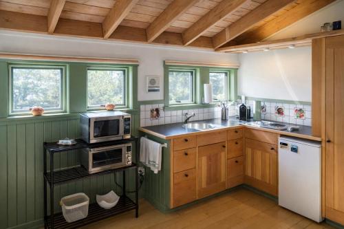 Kitchen, Valhalla The Loft (Oceanfront Hot tub) in Vesuvius