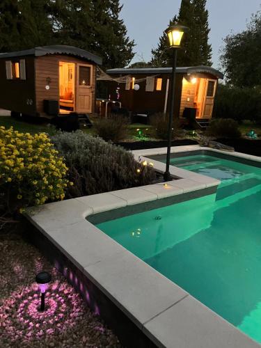 Roulotes de charme avec piscine chauffée et bain nordique à Uzès - Camping - Uzès