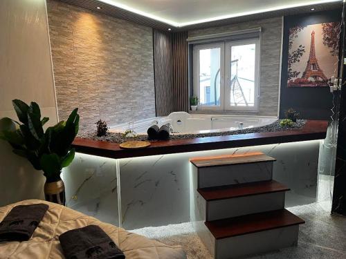 Royal Town- Luxury Jacuzzi Suite in Jajce