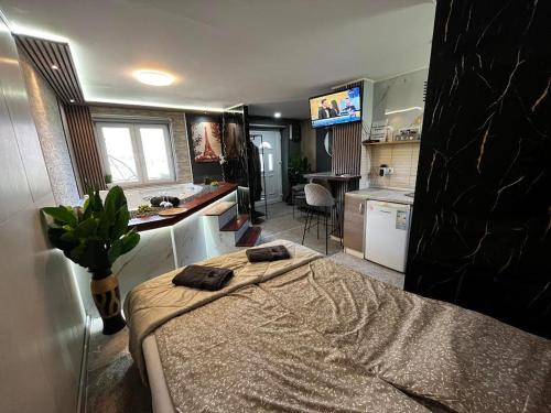 Royal Town- Luxury Jacuzzi Suite in Jajce
