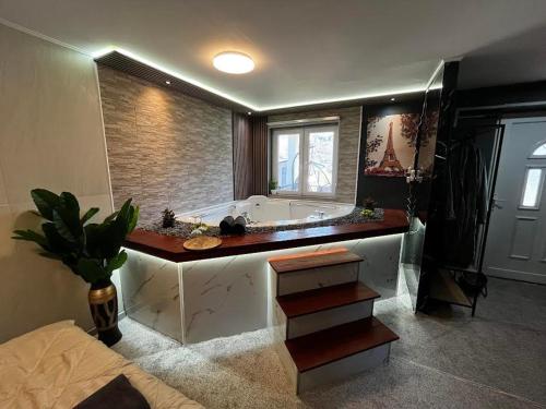 Royal Town- Luxury Jacuzzi Suite in Jajce