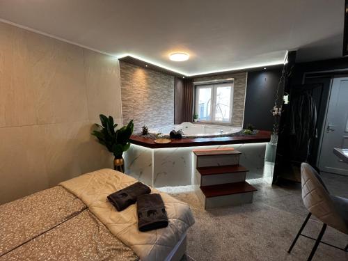 Royal Town- Luxury Jacuzzi Suite in Jajce