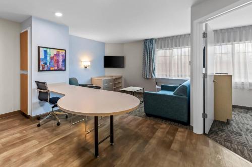MainStay Suites Cincinnati Blue Ash - image 28