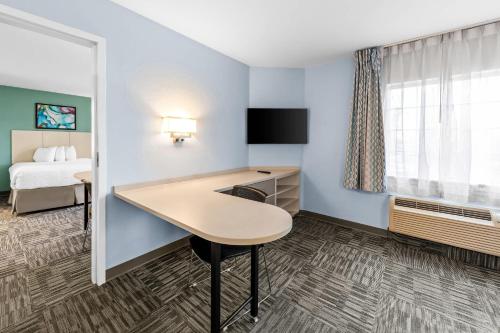 MainStay Suites Cincinnati Blue Ash - image 18