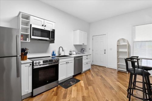 Cozy 2-Floor Home 5BR 3BA 2 Kitchens Backyard in Louisville, USA